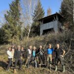 Gruppenfoto der Freiwilligen beim Freischneiden des Beobachtungsturms im Ainringer Moos