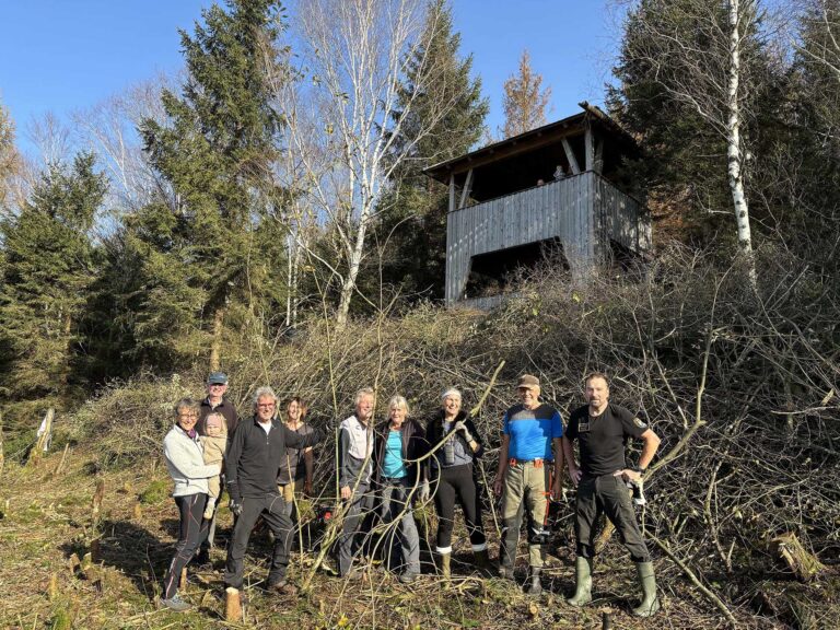 Gruppenfoto der Freiwilligen beim Freischneiden des Beobachtungsturms im Ainringer Moos