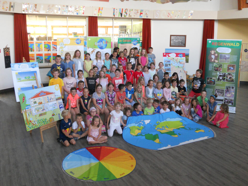 Gruppenfoto einer Schulklasse beim Projekt "Coole Kids für prima Klima"