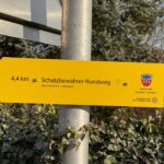 Wegweiser mit dem Schriftzug "Schatzbewahrer-Rundweg"