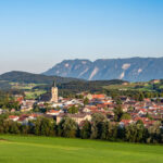 Blick über Teisendorf zum Högl und Untersberg