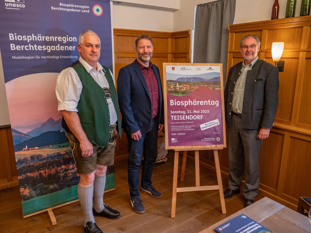 Gruppenfoto beim Pressegespräch zum Biosphärentag – Vorstellung des vielfältigen Programms durch Bernhard Löw, Braumeister der Privatbrauerei M.C. Wieninger / Dr. Peter Loreth, Leiter der Biosphären-Verwaltungsstelle / Thomas Gasser, Bürgermeister Markt Teisendorf