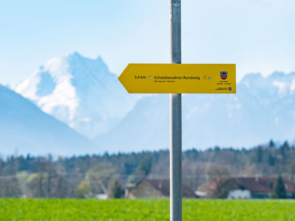Wegweiser am Schatzbewahrer-Rundweg vor Bergpanorama