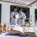 Mitarbeiter der Apotheke bei der Vorführung des historischen Sehtests