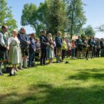 Besucherinnen und BEsucher beim Eröffnungsgottesdienst im Lindenpark