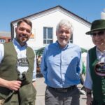 Besucher in Tracht am Biosphärentag in Teisendorf