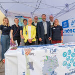 Ehrengäste und Mitarbeiterinnen und Mitarbeiter der Biosphären-Verwaltung am UNESCO-Infostand am Biosphärentag