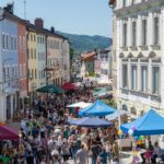 Blick über die belebte Marktstraße am Biosphärentag in Teisendorf