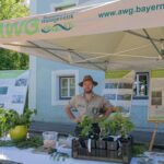 Mitarbeiter der Forstverwaltung am Infostand des Bayerischen Amts für Waldgenetik