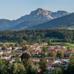 Blick über Teisendorf zum Hochstaufen
