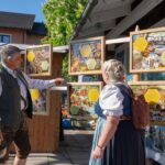 Besucher am Info-Stand zum Thema Imkerei