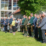 Gäste beim Gebet während des Gottesdienstes im Lindenpark