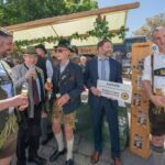 Besucher bei der Verkostung des Biosphären-Biers am Stand des Biosphärenpartners Privatbrauerei M.C. Wieninger