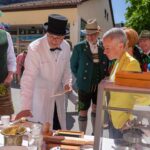 Besucherinnen und Besucher am Info-Stand der "alten Apotheke"