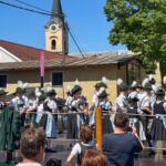 Kinder des Trachtenvereins bei einer Aufführung auf der Bühne