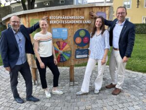 Gruppenfoto von Vertretern der Städte Laufen und Oberndorf sowie der Biosphären-Verwaltung bei der Eröffnung der Biosphären-Drehscheibe in Laufen