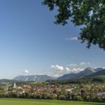 Blick über Teisendorf auf die umliegende Berglandschaft