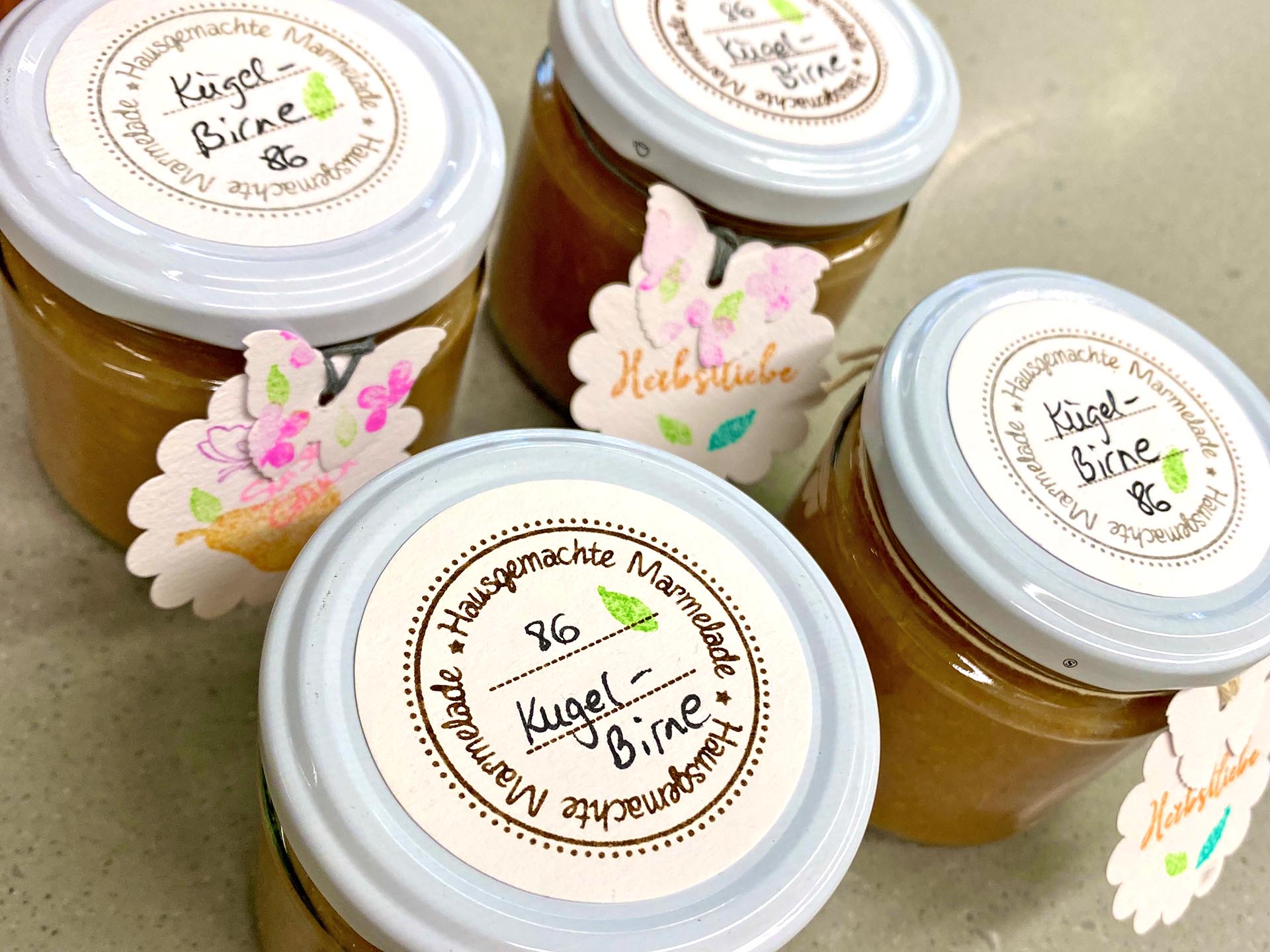Selbst gemacht Birnenmarmelade in Gläser abgefüllt