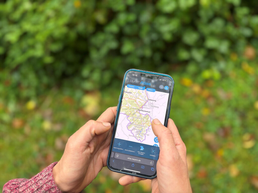 Mit der Karten-Anwendung des Bayern Atlas auf dem Smartphone unterwegs im Wald