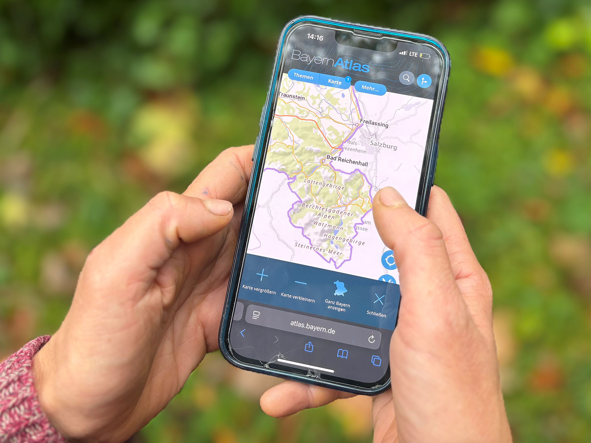 Mit der Karten-Anwendung des Bayern Atlas auf dem Smartphone unterwegs im Wald