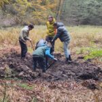 Schüler der der Maria-Ward-Realschule bei der Anlage eines Lebensraums für Gelbbauchunken