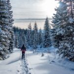 Winterwanderer im verschneiten Bergwald