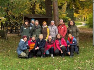 Die Kursteilnehmerinnen und -leitungen im Kurpark in Pfronten.