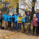 Das eingespielte Team aus Christan Tichowitsch vom Landratsamt Berchtesgadener Land, Luis Frank von der Verwaltungsstelle der Biosphärenregion, Martina Grassl für die untere Naturschutzbehörde, Elisabeth Rudischer, die Projektleiterin des Projekts Streuobstvielfalt beim Landschaftspflegeverband, Marion Reindl für die untere Naturschutzbehörde, Stefan Neiber Geschäftsführer vom Trägerverein, Carola Unterreiner für die untere Naturschutzbehörde und Kresigartenfachberater Josef Stein und Trägervreinsvorsitzender Landrat Bernhard Kern, freut sich über die erfolgreiche Aktion.