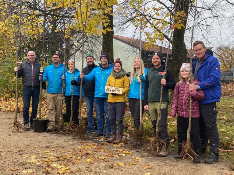 Das eingespielte Team aus Christan Tichowitsch vom Landratsamt Berchtesgadener Land, Luis Frank von der Verwaltungsstelle der Biosphärenregion, Martina Grassl für die untere Naturschutzbehörde, Elisabeth Rudischer, die Projektleiterin des Projekts Streuobstvielfalt beim Landschaftspflegeverband, Marion Reindl für die untere Naturschutzbehörde, Stefan Neiber Geschäftsführer vom Trägerverein, Carola Unterreiner für die untere Naturschutzbehörde und Kresigartenfachberater Josef Stein und Trägervreinsvorsitzender Landrat Bernhard Kern, freut sich über die erfolgreiche Aktion.