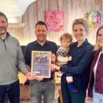 Familie Rein (Mitte) vom Boutiquehotel Villa Rein aus Bad Reichenhall, Dr. Peter Loreth & Barbara Graßl bei der Urkundenübergabe