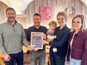 Familie Rein (Mitte) vom Boutiquehotel Villa Rein aus Bad Reichenhall, Dr. Peter Loreth & Barbara Graßl bei der Urkundenübergabe