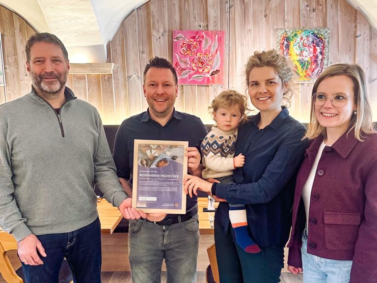 Familie Rein (Mitte) vom Boutiquehotel Villa Rein aus Bad Reichenhall, Dr. Peter Loreth & Barbara Graßl bei der Urkundenübergabe