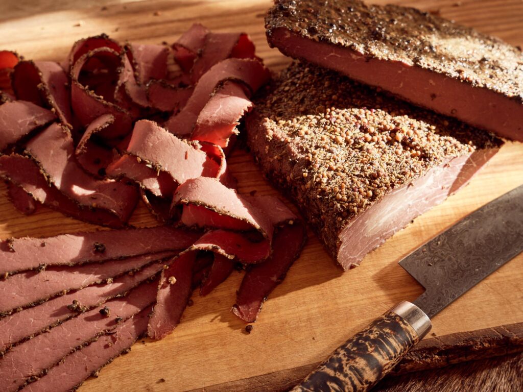 Aufgeschnittenes Pastrami auf einem Brett