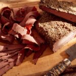 Aufgeschnittenes Pastrami auf einem Brett