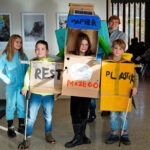 Schülerinnen und Schüler einer Nationalpark- und Biosphärenschule während einer Veranstaltung zum Thema "Müll"