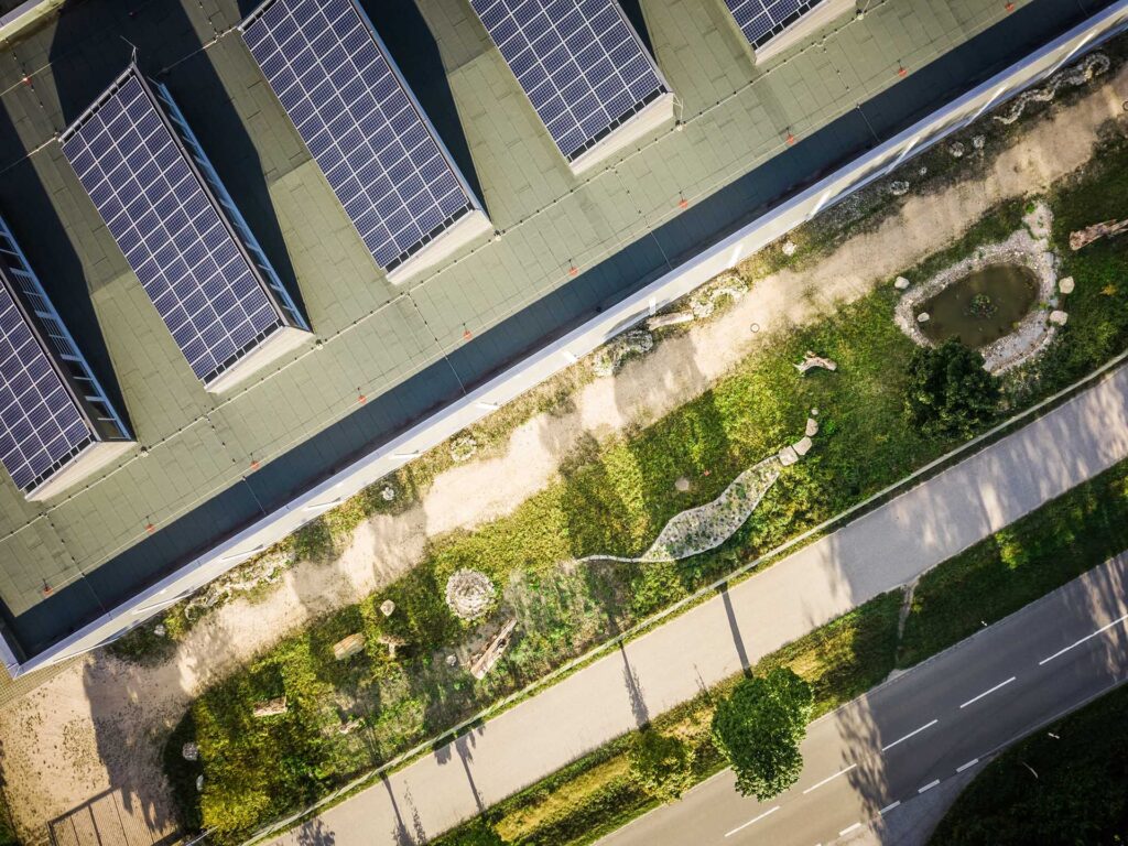 Luftaufnahme des naturnahen Außengeländes des Partnerbetriebs HÖRL Kunststofftechnik GmbH & Co. KG