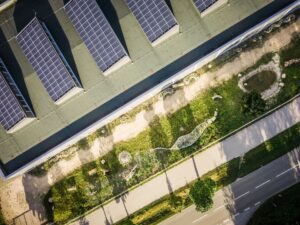 Luftaufnahme des naturnahen Außengeländes des Partnerbetriebs HÖRL Kunststofftechnik GmbH & Co. KG