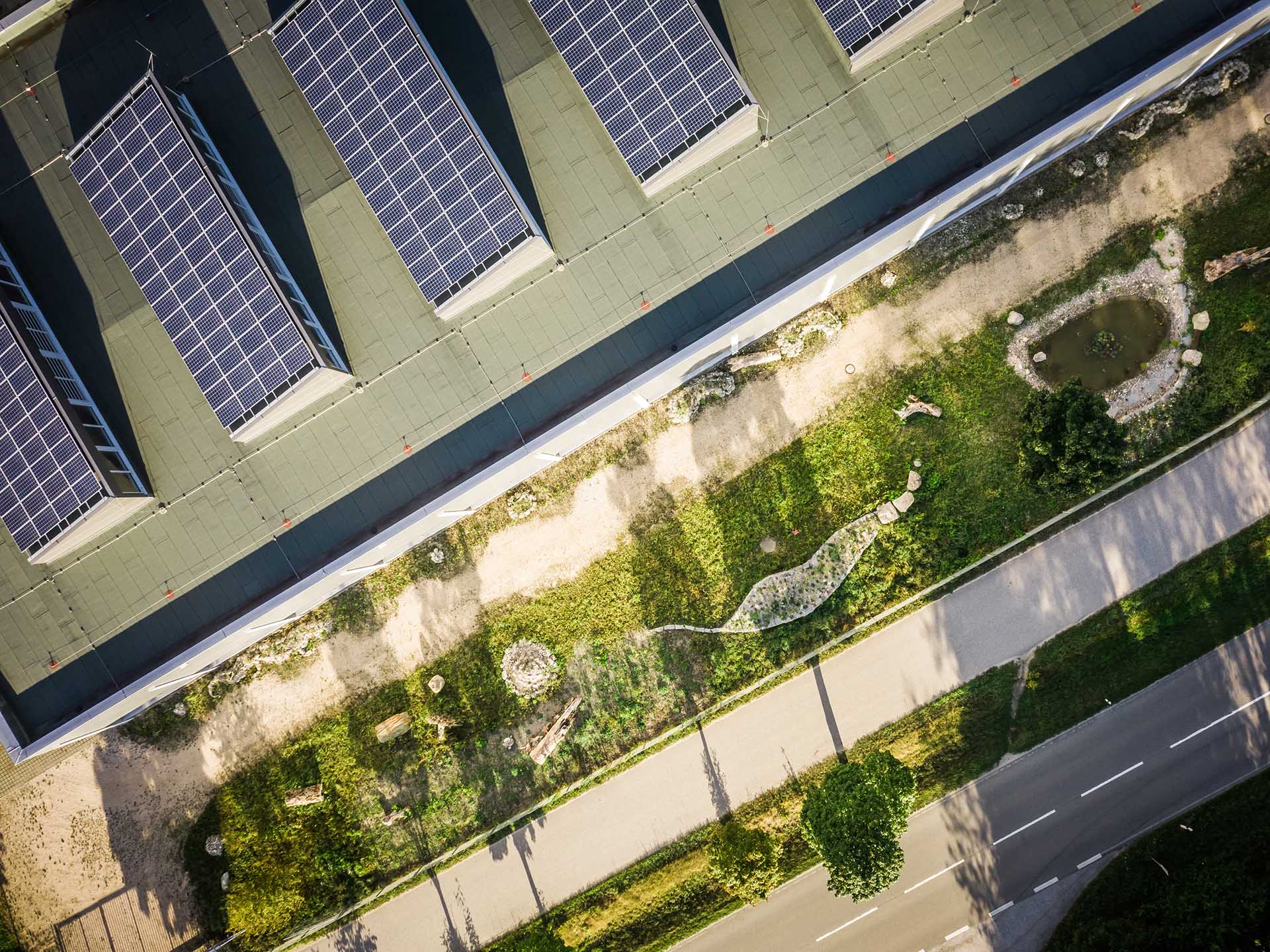 Luftaufnahme des naturnahen Außengeländes des Partnerbetriebs HÖRL Kunststofftechnik GmbH & Co. KG