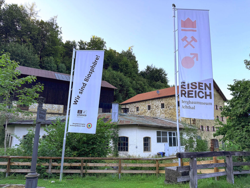 Fahnen vor dem Bergbaumuseum Achthal