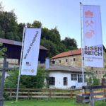 Fahnen vor dem Bergbaumuseum Achthal
