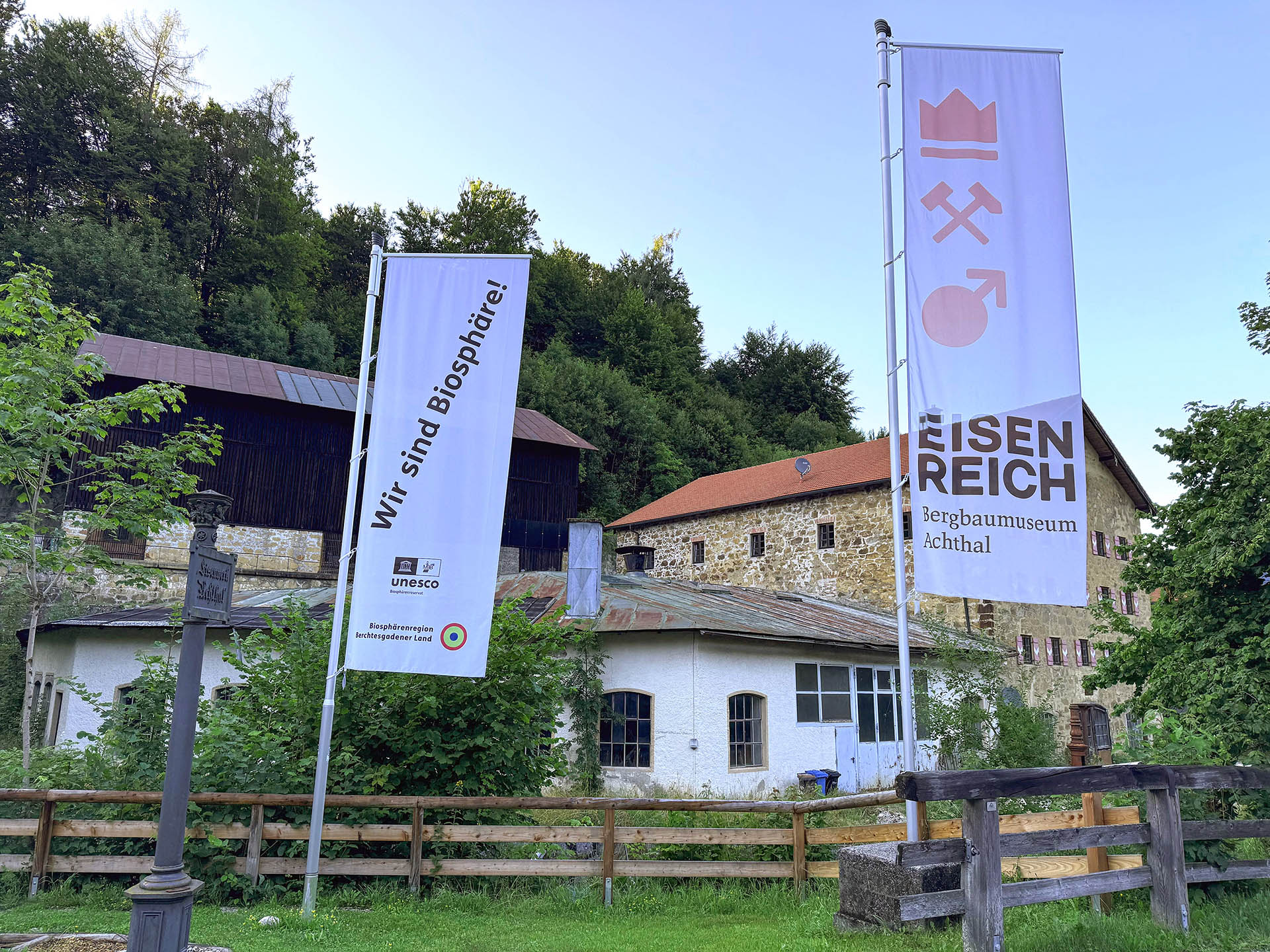 Fahnen vor dem Bergbaumuseum Achthal