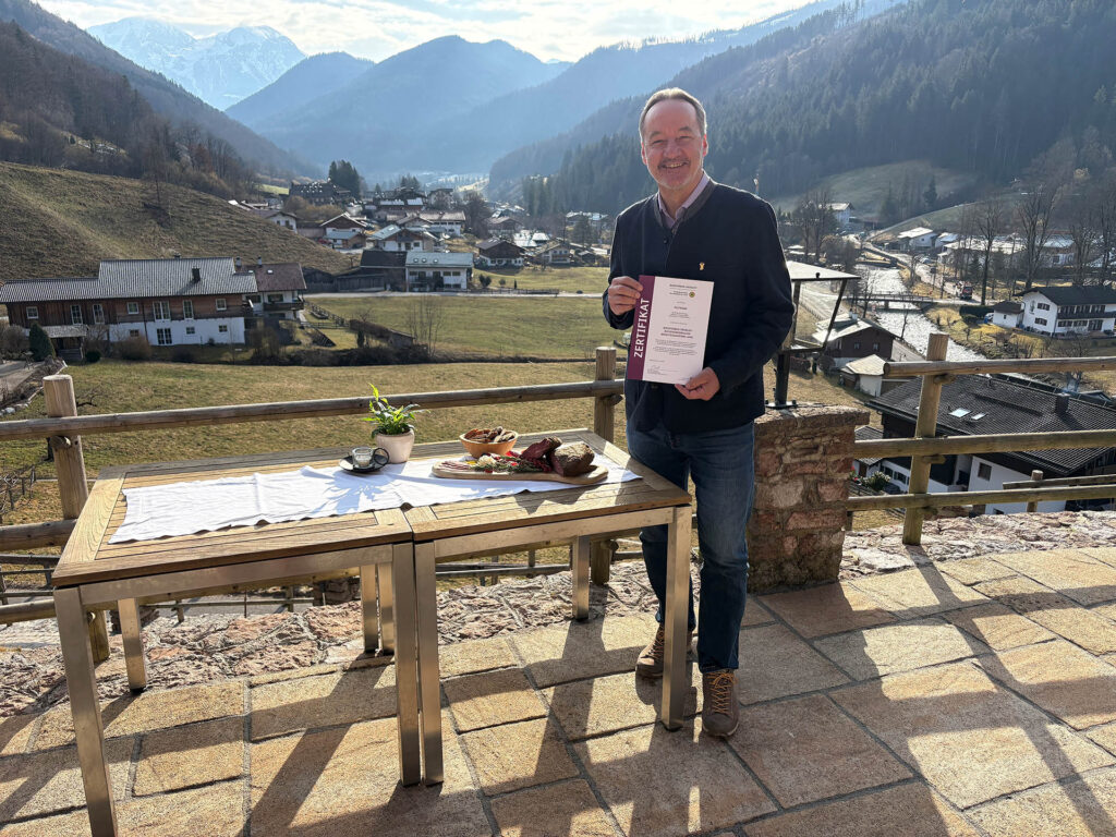 Hannes Lichtmannegger vom Berghotel Rehlegg mit der Biosphären-Produkt-Auszeichnung für das hausgemachte Pastrami
