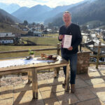 Hannes Lichtmannegger vom Berghotel Rehlegg mit der Biosphären-Produkt-Auszeichnung für das hausgemachte Pastrami