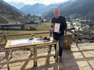 Hannes Lichtmannegger vom Berghotel Rehlegg mit der Biosphären-Produkt-Auszeichnung für das hausgemachte Pastrami