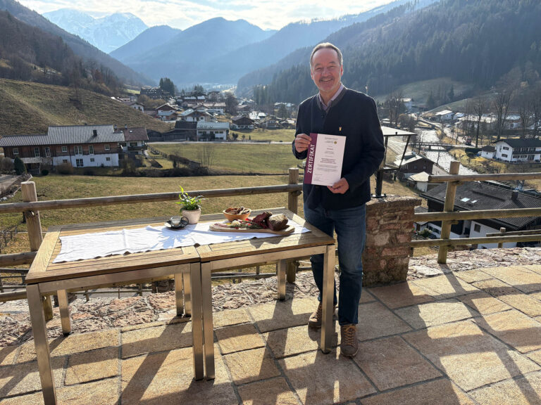 Hannes Lichtmannegger vom Berghotel Rehlegg mit der Biosphären-Produkt-Auszeichnung für das hausgemachte Pastrami