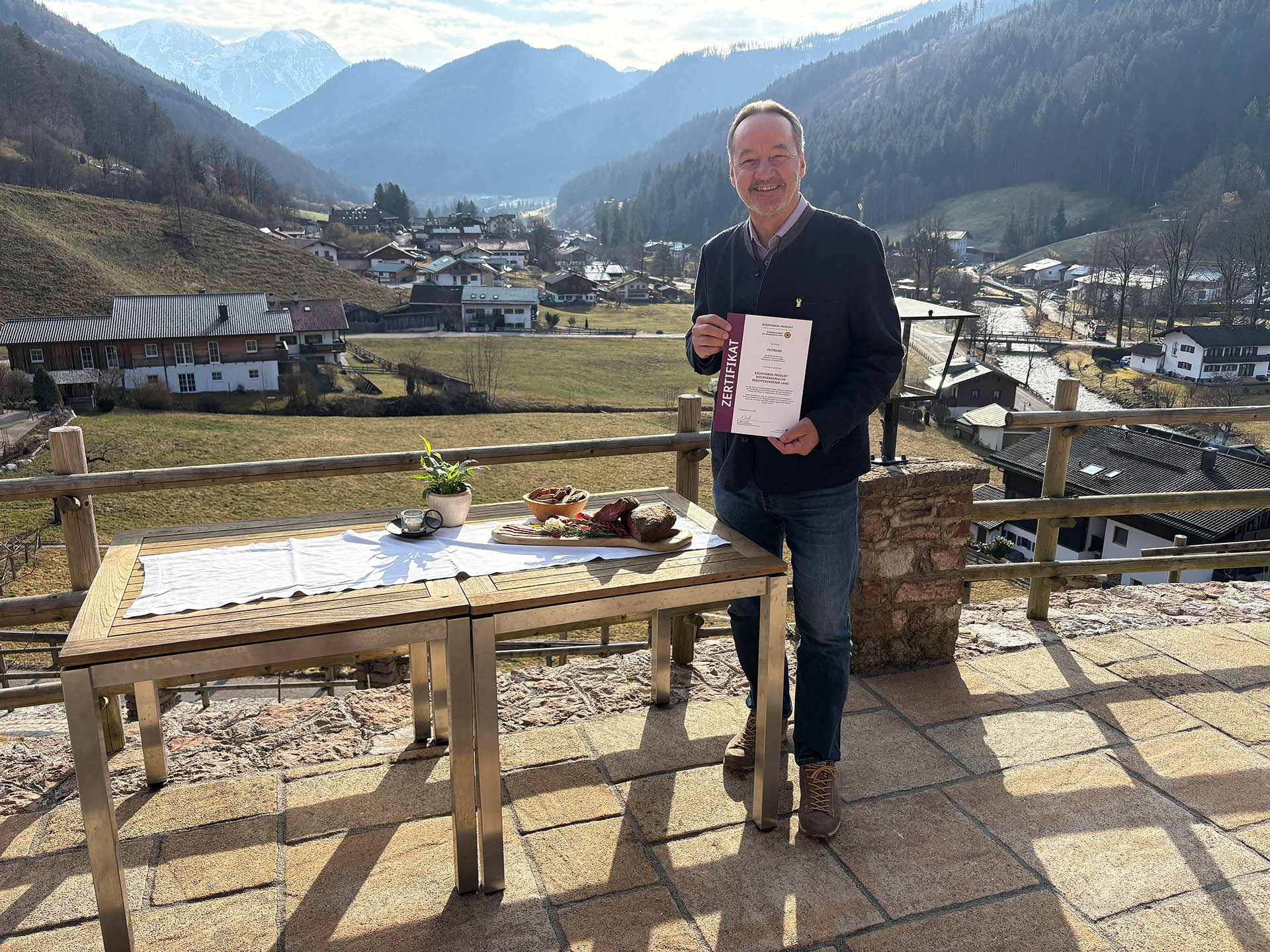 Hannes Lichtmannegger vom Berghotel Rehlegg mit der Biosphären-Produkt-Auszeichnung für das hausgemachte Pastrami