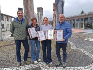 Übergabe der Biosphären-Produkt-Zertifikate (v.l.): Klaus Bauer (Verwaltungsstelle der Biosphärenregion Berchtesgadener Land), Laura Kaa (Geschäftsleitung Hohenfried e. V.), Martina Niederberger (Leitung Multifunktionswerkstatt Hohenfried e.V.) und Dr. Bartl Wimmer (Vorstand Hohenfried e.V.).