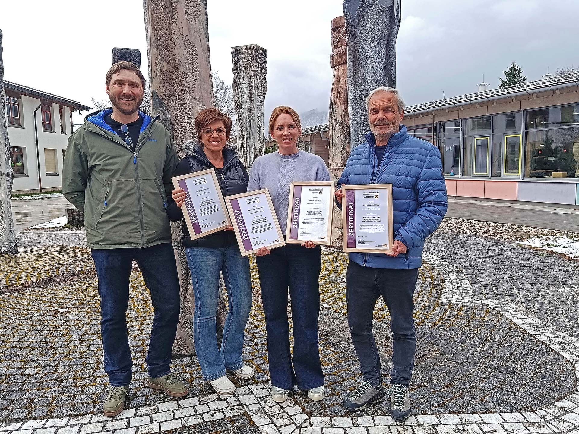 Übergabe der Biosphären-Produkt-Zertifikate (v.l.): Klaus Bauer (Verwaltungsstelle der Biosphärenregion Berchtesgadener Land), Laura Kaa (Geschäftsleitung Hohenfried e. V.), Martina Niederberger (Leitung Multifunktionswerkstatt Hohenfried e.V.) und Dr. Bartl Wimmer (Vorstand Hohenfried e.V.).