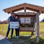 Steffi und Georg Kamml vor dem Eingang zu ihrem Hof