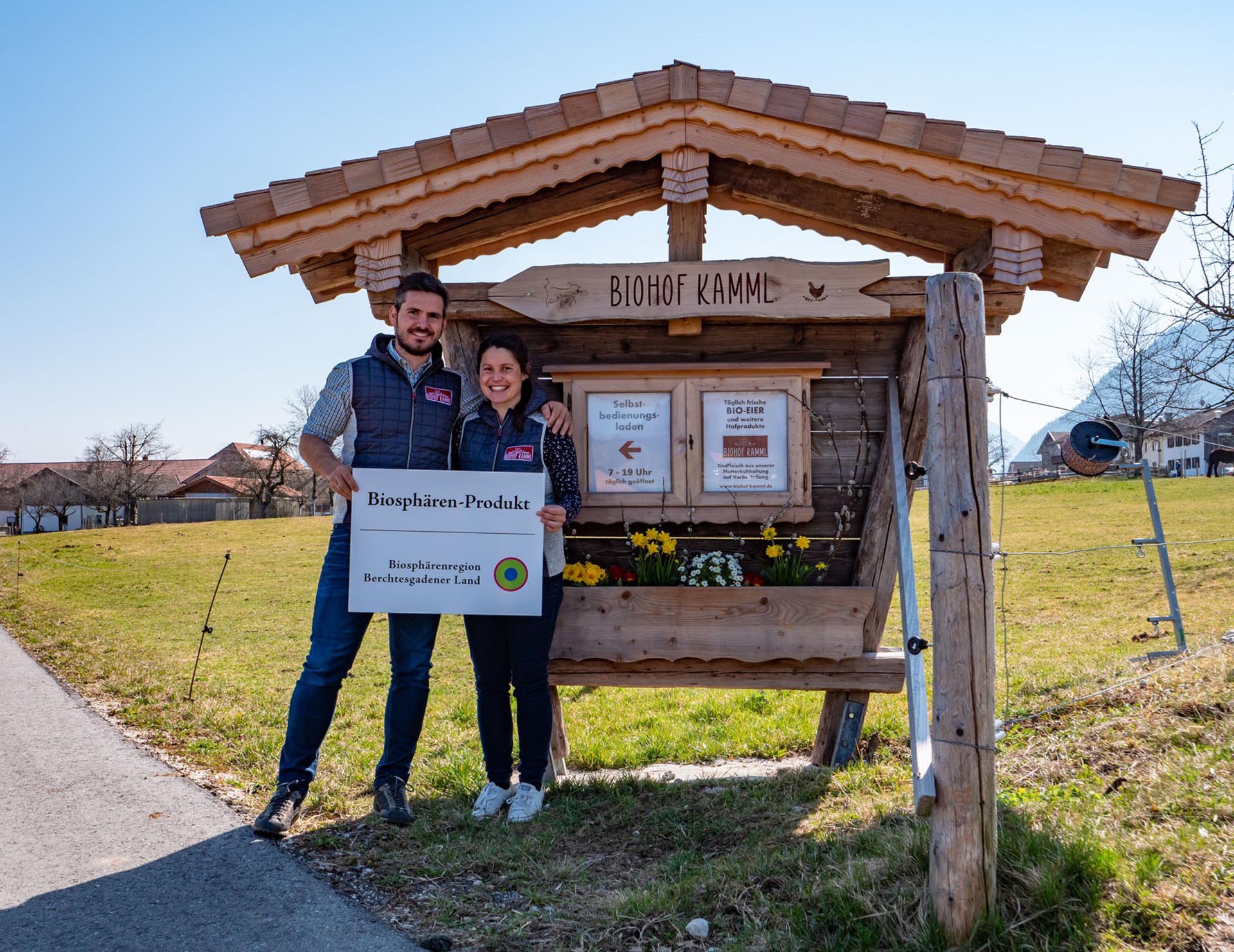 Steffi und Georg Kamml vor dem Eingang zu ihrem Hof